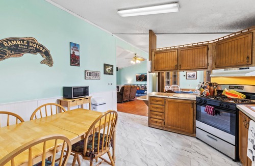 Creede House | Affordable Stay | Steps to Downtown | Family & Angler’s Retreat