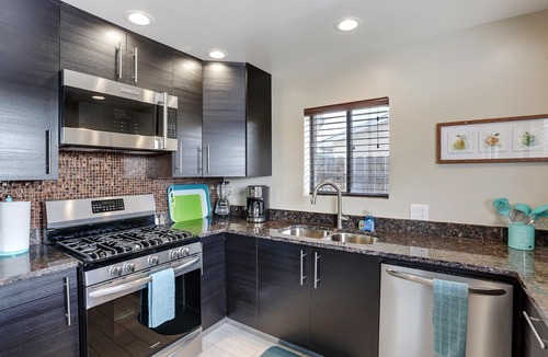 Albuquerque House | Airport to bed in 5 minutes, Kirtland-Sandia Labs, Walk to Michael Thomas Coffee