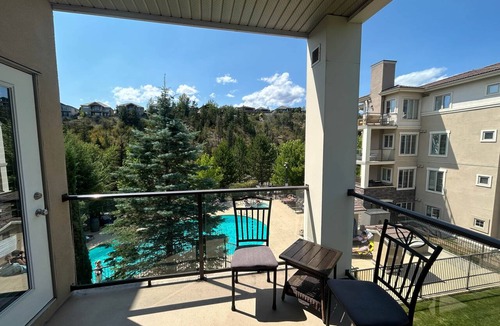Quail Ridge Apartment | Airy Condo With Pool and Hot Tub - 2421