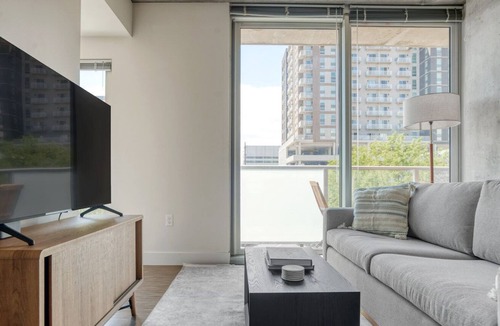 Golden Triangle Apartment | Airy Golden Triangle 1BR w/ Gym & Pool nr Art Museum, by Blueground