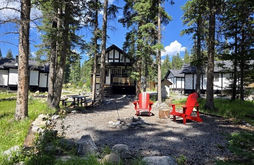 Nordegg House | Airy Mountain Vacation Rental with Stunning Views near Banff, Canada