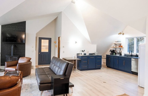 Rangeley Apartment | Airy studio with lake access & views, AC, 5min to downtown