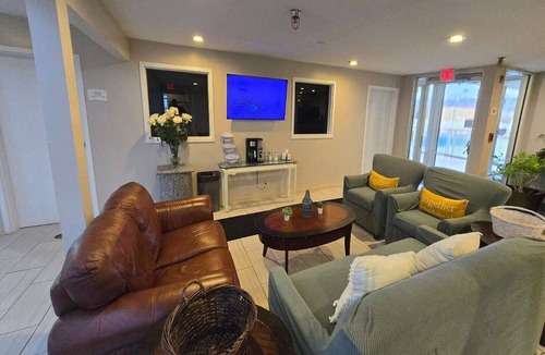 Montrose House | Akron OH|2 Full Bed Non Smoking