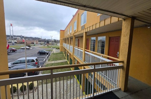 Montrose House | Akron OH|2 Full Bed Non Smoking