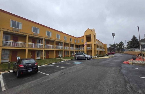 Montrose Apartment | Akron OH| King Bed Non Smoking