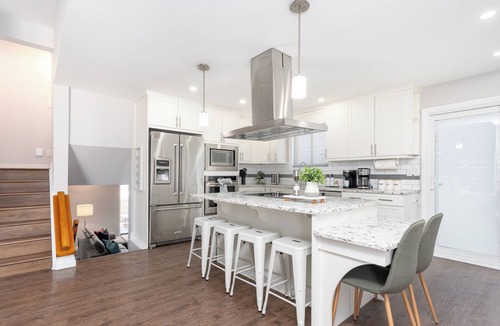 West Edmonton House | Aldergrove - Sleeps 10 -