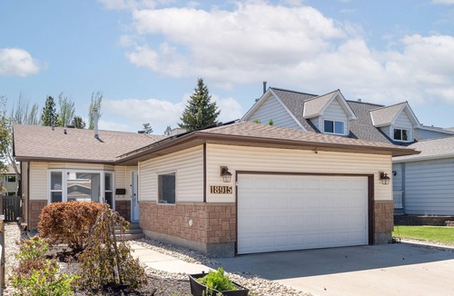 West Edmonton House | Aldergrove - Sleeps 10 -