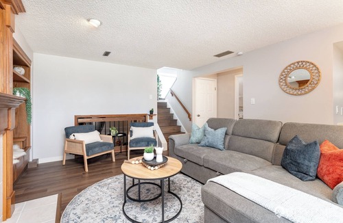 West Edmonton House | Aldergrove - Sleeps 10 -