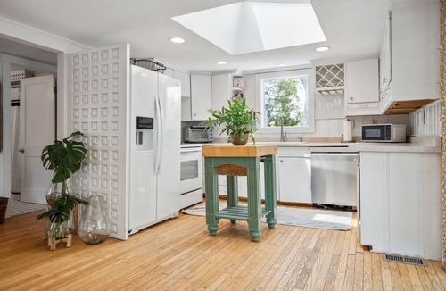 Newbury House | All Decked Out | Grill | 5 Min Walk to Beach | AC