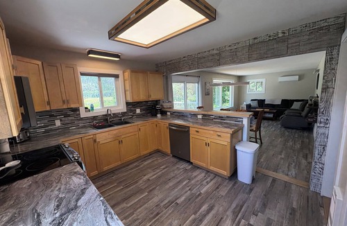 East Kootenay Cottage | All-Season Family Retreat Hot Tub Waterfront