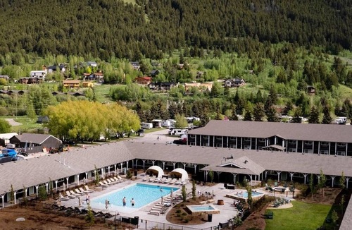 Jackson Hotel | All-Season Pool & Hot Tub at Retro Wyoming Lodge Ideal for Families w/Pets!