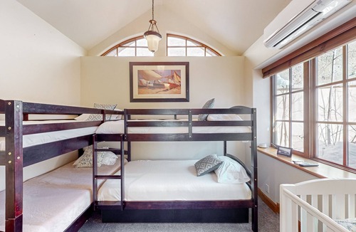 Aspen House | All-suite home with hot tub, patio, grill, chef's kitchen, fireplace, & W/D