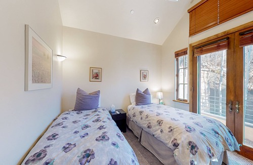 Aspen House | All-suite home with hot tub, patio, grill, chef's kitchen, fireplace, & W/D