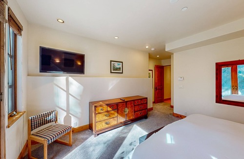 Aspen House | All-suite home with hot tub, patio, grill, chef's kitchen, fireplace, & W/D