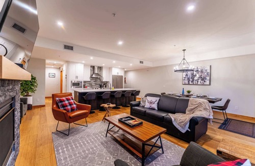 Canmore Apartment | Alpine Chic - top floor two-story mtn escape near downtown