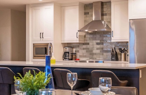 Canmore Apartment | Alpine Chic - top floor two-story mtn escape near downtown