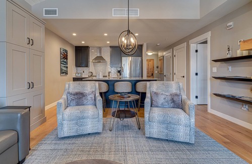 Canmore Condo | Amazing 1 bedroom & Den Penthouse Suite! Vaulted!