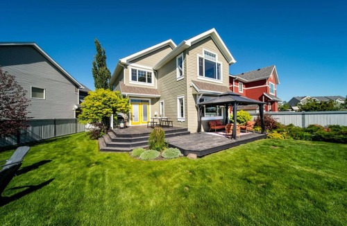 Southeast Edmonton House | Amazing Luxe Home w/AirCon & HUGE Yard | FirePit