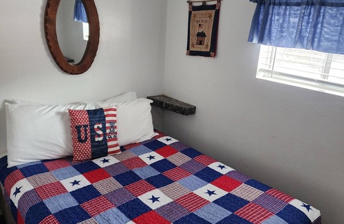Estes Park Cabin | American - Cabin W/1 Queen & 1 Double Bed