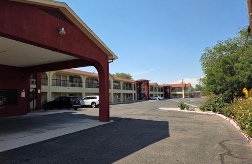 La Mesa Hotel | American Inn & Suites