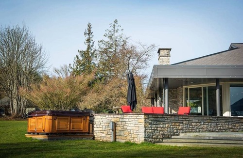 Cobble Hill Villa | Anderson Lane l Beach Access l Sleeps 22 I Hot Tub