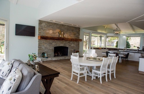 Cobble Hill Villa | Anderson Lane l Beach Access l Sleeps 22/Hot Tub