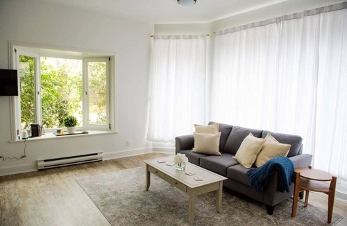 Cobble Hill House | Anderson Lane Studio l Beach Access l TV I Kitchen
