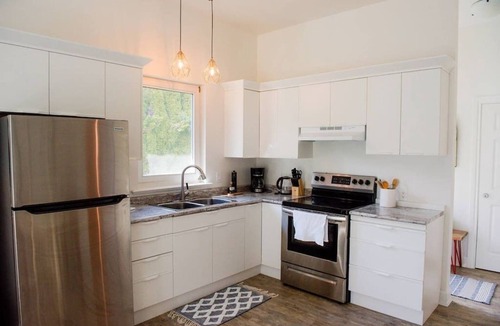 Cobble Hill House | AndersonLane Garden Suite l Beach Access I Kitchen
