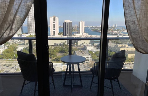 Town Square Apartment | Apartment With the Best View in Midtown