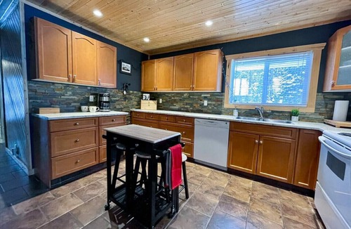 Okanagan-Similkameen Ski Chalet | Apex Mountain ~ Mountain Air Retreat ~ Cozy Chalet