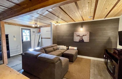 Apex Mountain House | Apex Mountain ~ Stroh-Bar Lower Suite ~ Perfect for Couples