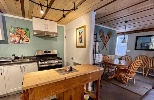 Apex Mountain House | Apex Mountain ~ Stroh-Bar Lower Suite ~ Perfect for Couples