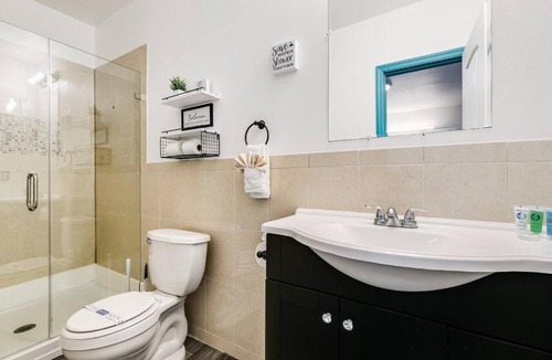 Royal Poinciana Apartment | Aqua Breeze Suite