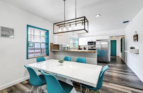 Downtown Hollywood House | Aqua Breeze Villa with King Bed