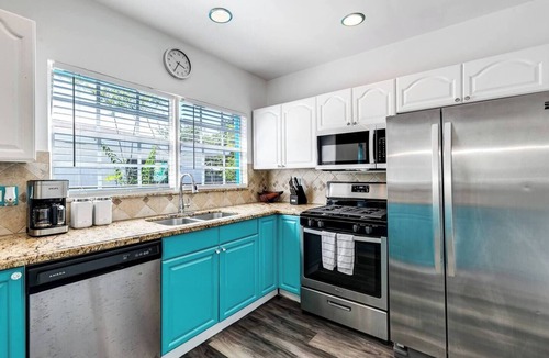 Downtown Hollywood House | Aqua Breeze Villa with King Bed