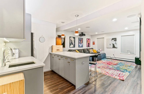 South Park Hill House | Artful Stay: Large Groups Welcome - 10 Mins to DTD, Hot Tub, Immersive Art
