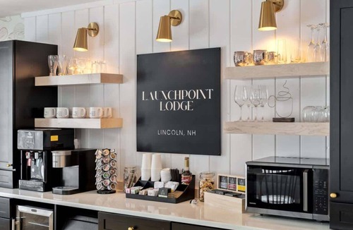 Lincoln Hotel | Artist Bluff — Signature King Suite with Living Room & Fireplace