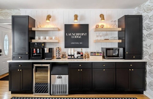 Lincoln Hotel | Artist Bluff — Signature King Suite with Living Room & Fireplace
