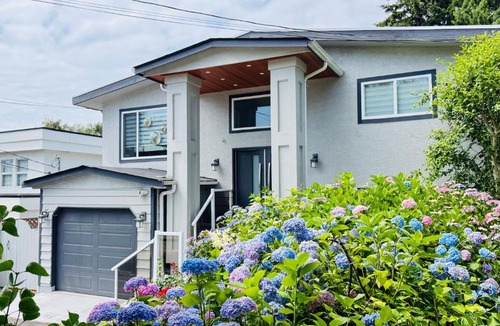 White Rock Apartment | Artist Garden Retreat 2BR White Rock Beach