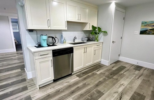 White Rock Apartment | Artist Garden Retreat 2BR White Rock Beach