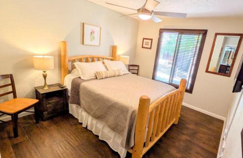 Northeast Santa Fe House | Artist Rd Retreat -Walk to Plaza, nestled in the Foothills of the Mountains