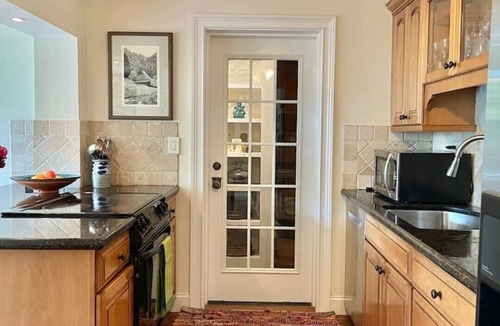 Lake Ida Shores House | Artist's Bungalow minutes to beach/downtown