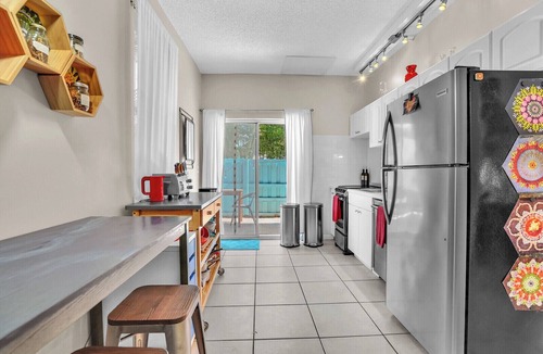 South Palm Park Neighborhood Association Apartment | artistic/uplifting, pool/spa, large garden, walking distance to beach/town