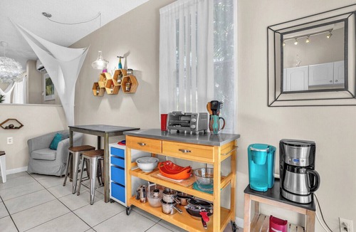 South Palm Park Neighborhood Association Apartment | artistic/uplifting, pool/spa, large garden, walking distance to beach/town