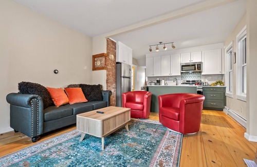 Bartlett Apartment | Artsy Downtown Duplex - 5 minutes from Attitash