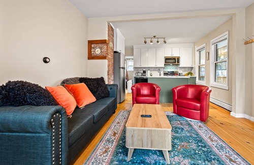 Bartlett Apartment | Artsy Downtown Duplex - 5 minutes from Attitash