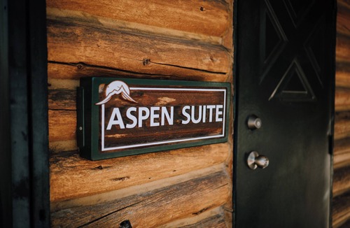 Red Deer River Crossing Cabin | Aspen Cabin: Relaxing Mountain Escape | Sleeps 4