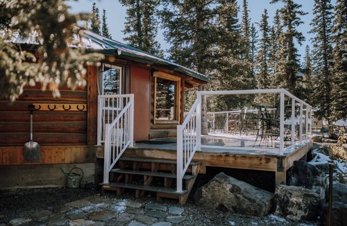 Red Deer River Crossing Cabin | Aspen Cabin: Relaxing Mountain Escape | Sleeps 4