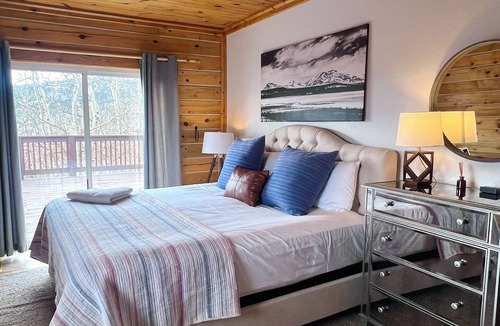 Warm Springs Cabin | Aspen Grove Haus - Private Family & Pet Friendly Cabin - 3 bd/2ba - Starlink