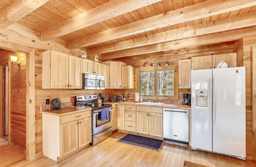 Morrisville House | Aspen's Run: 3 br log cabin, wood stove, deck, firepit, window a/c
